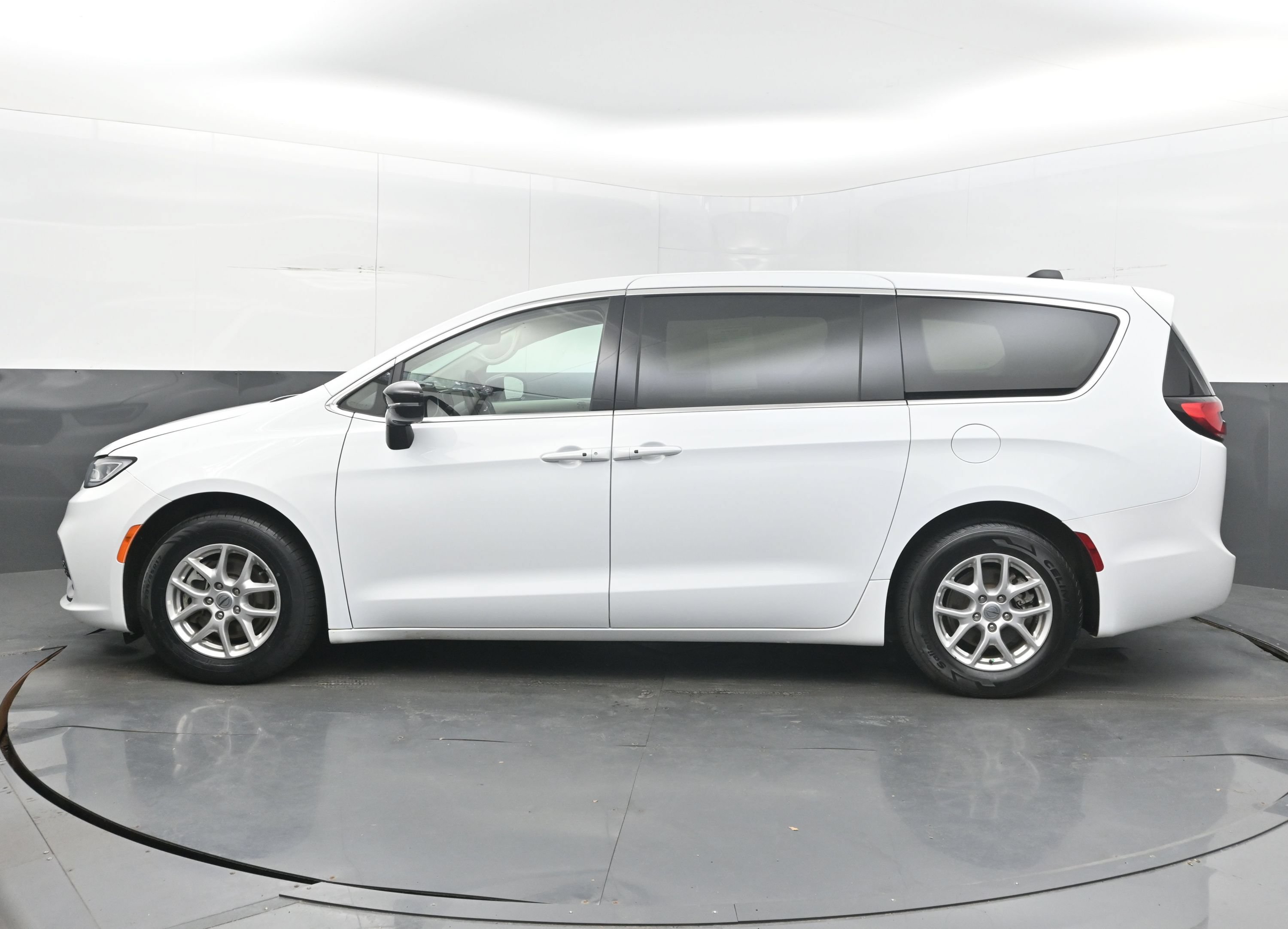Used 2024 Chrysler Pacifica Touring-L FWD image 5