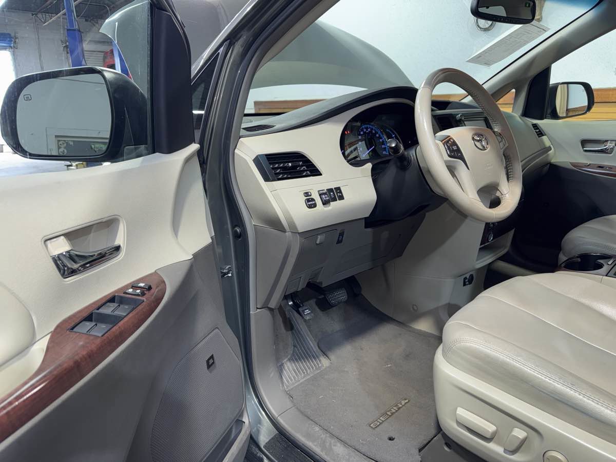 Used 2012 Toyota Sienna XLE w/ XLE Navigation Pkg FWD image 16