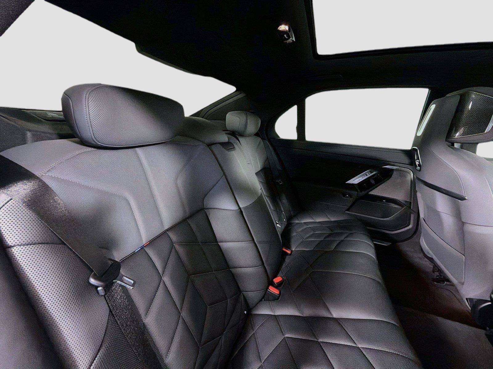 Used 2024 BMW 760i xDrive w/ Executive Package AWD/4WD image 28