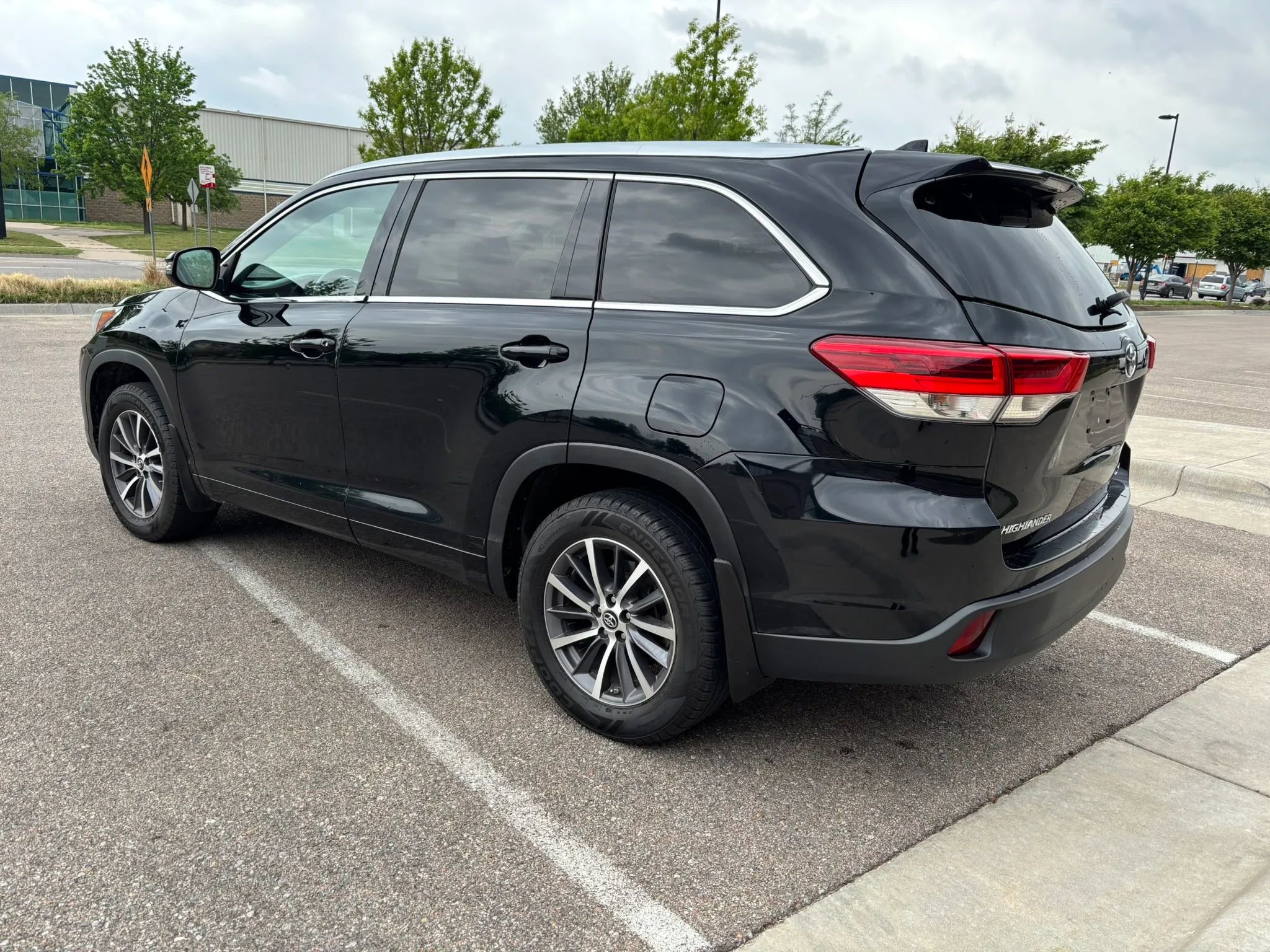 Used 2017 Toyota Highlander XLE AWD/4WD image 5