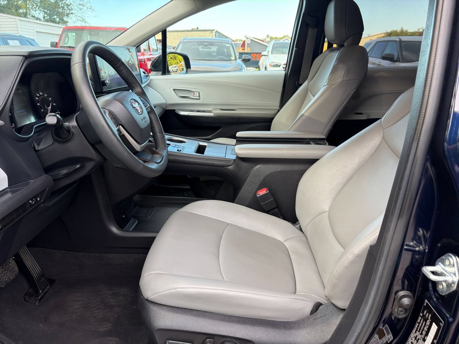 Used 2025 Toyota Sienna XLE FWD image 27
