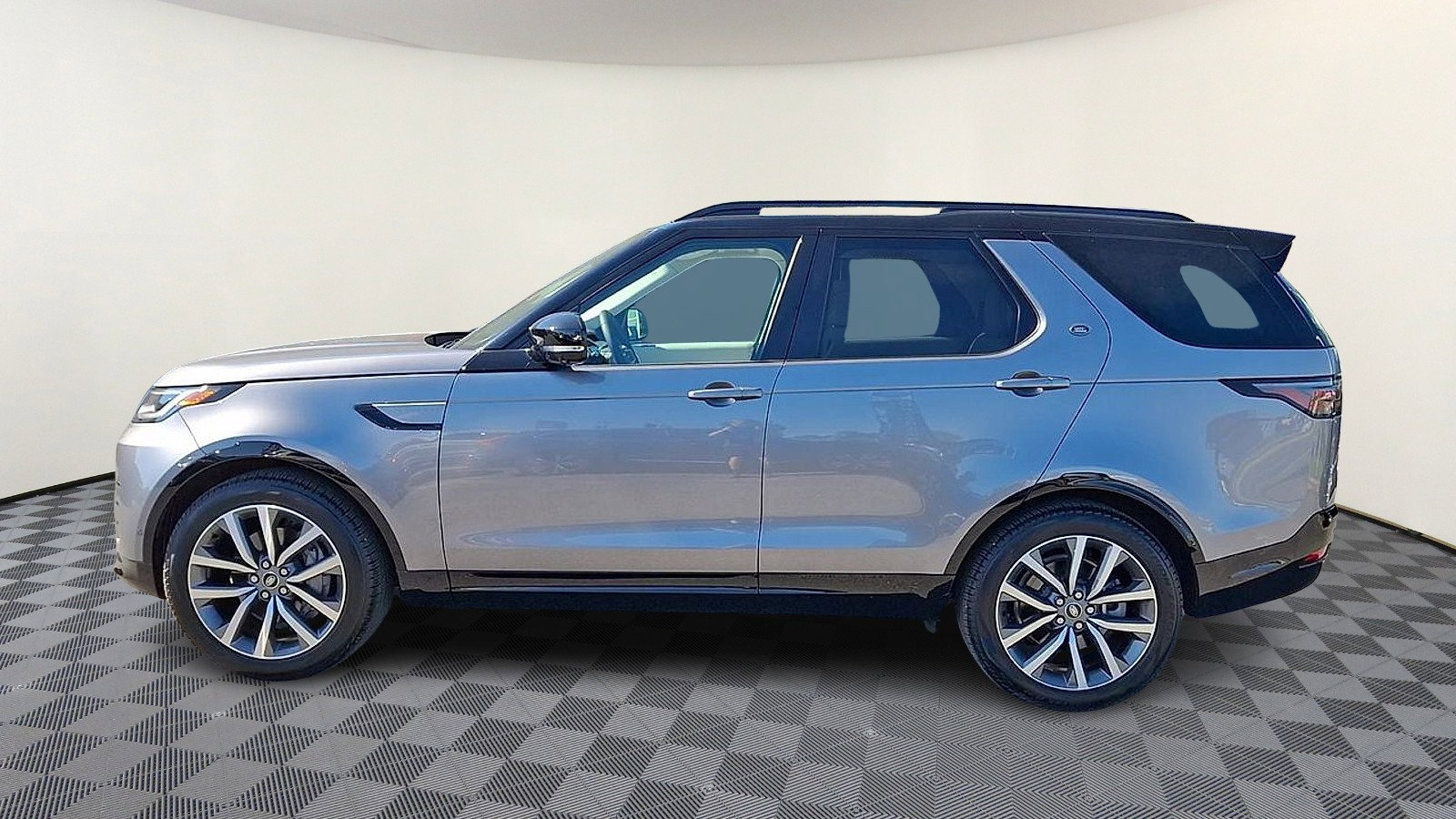 Used 2025 Land Rover Discovery Dynamic SE AWD/4WD image 5