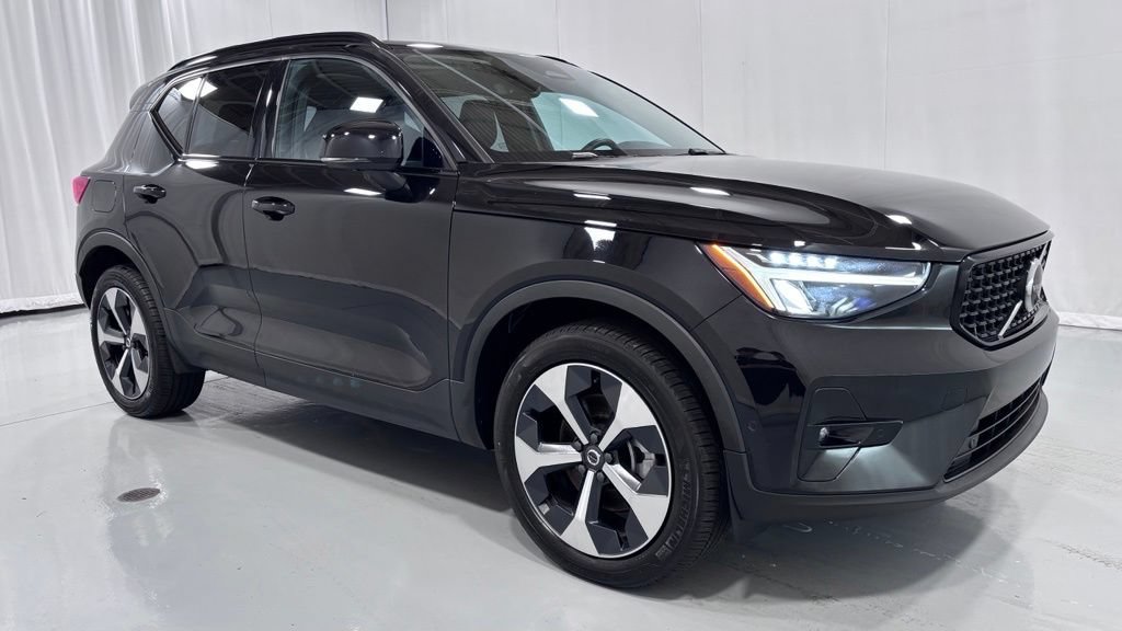 Certified 2025 Volvo XC40 B5 Plus AWD/4WD image 4