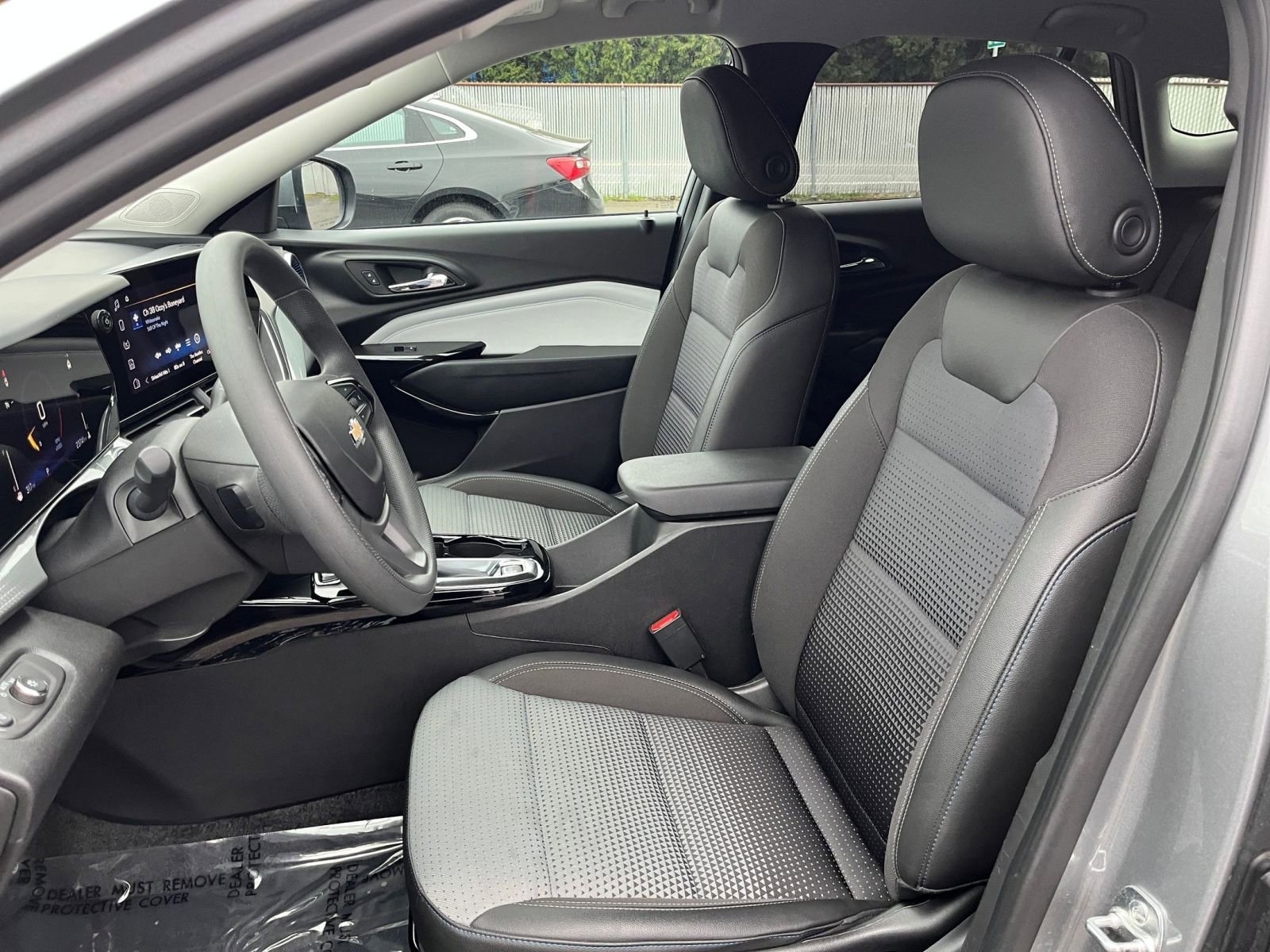 Used 2025 Chevrolet Trax LT FWD image 35