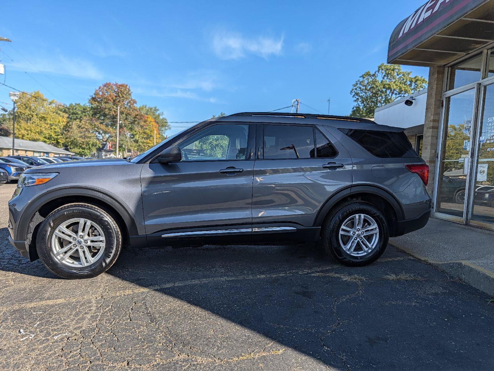 Used 2021 Ford Explorer XLT w/ Equipment Group 202A AWD/4WD image 6
