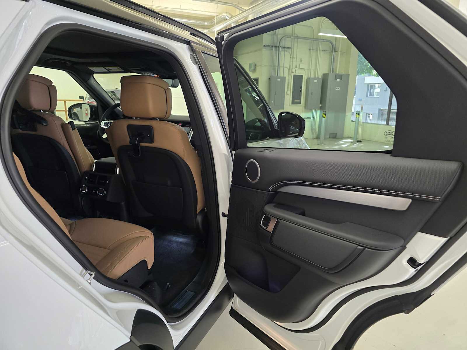 New 2026 Land Rover Discovery Limited Edition AWD/4WD image 14