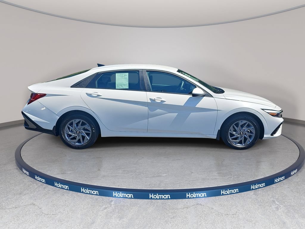 Used 2025 Hyundai Elantra Hybrid FWD image 5