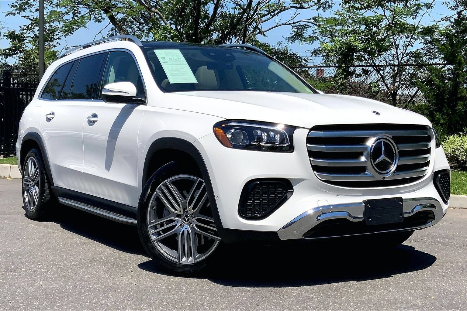Used 2025 Mercedes-Benz GLS 450 4MATIC image 2