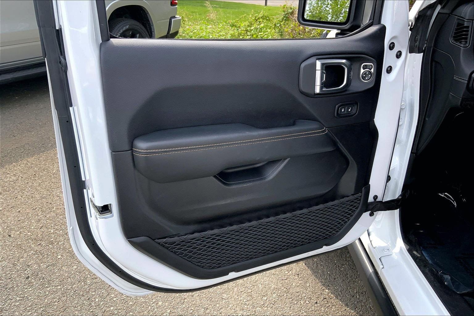 Certified 2024 Jeep Wrangler Unlimited Sahara AWD/4WD image 17
