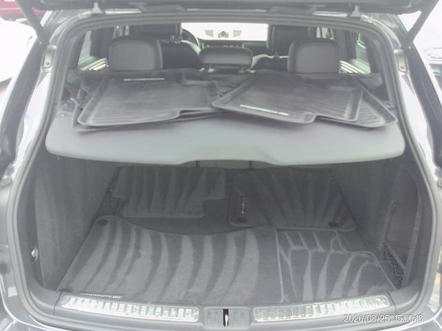 Used 2020 Porsche Macan AWD/4WD image 16
