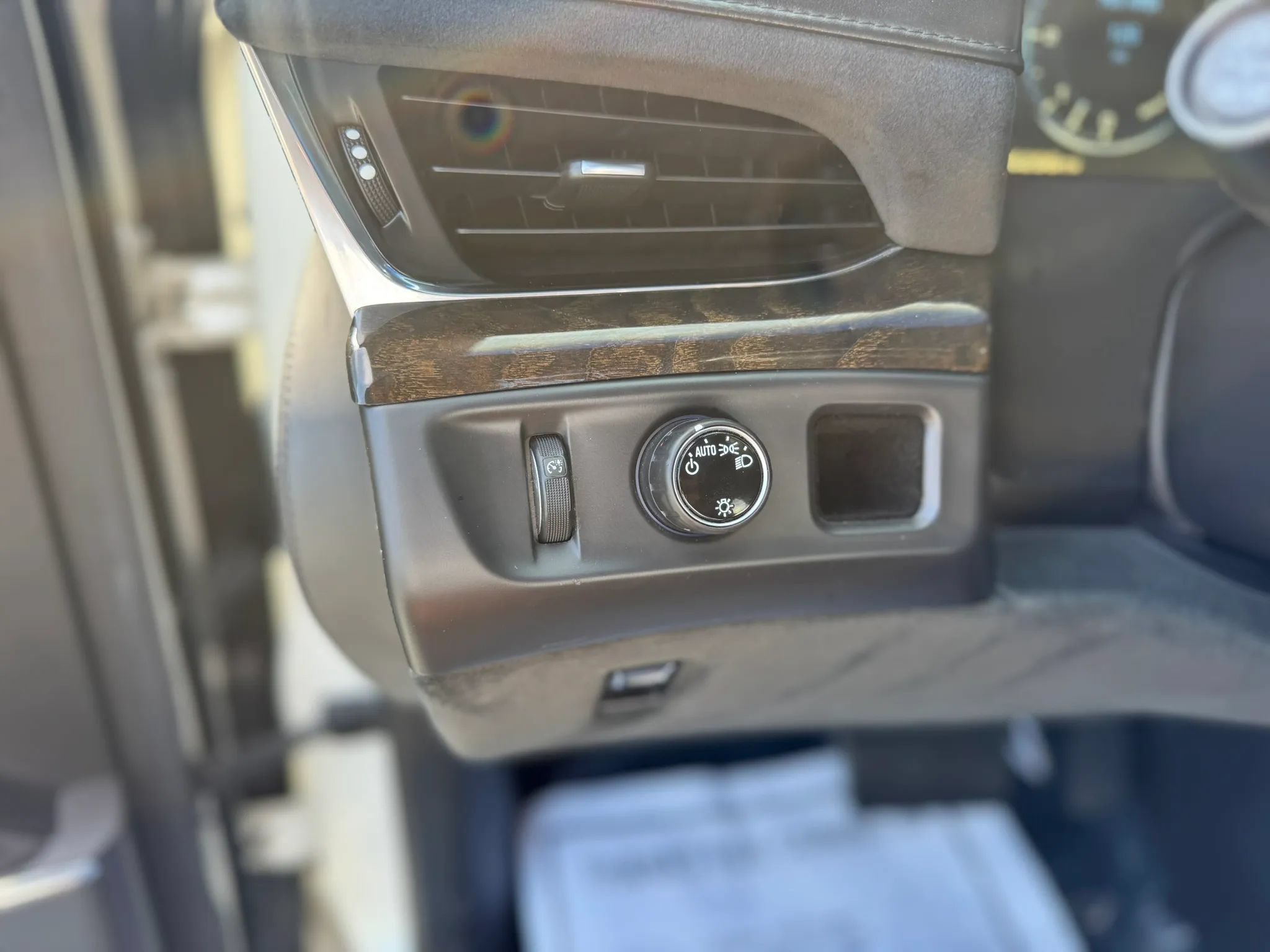 Used 2015 Cadillac Escalade Platinum RWD image 24