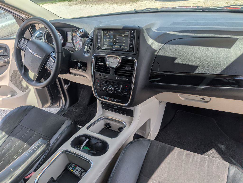 Used 2014 Chrysler Town & Country Touring-L FWD image 18