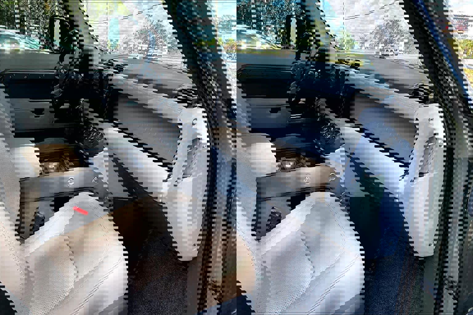 Used 2023 Land Rover Defender 130 SE image 19