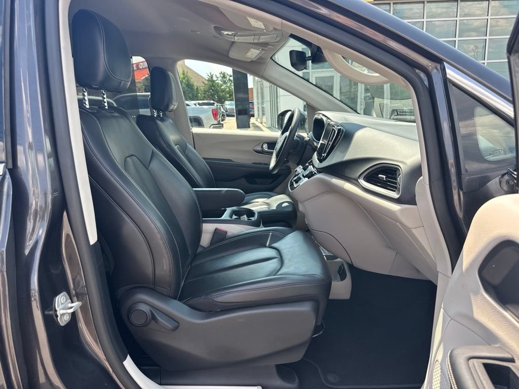 Used 2023 Chrysler Pacifica Touring-L FWD image 13