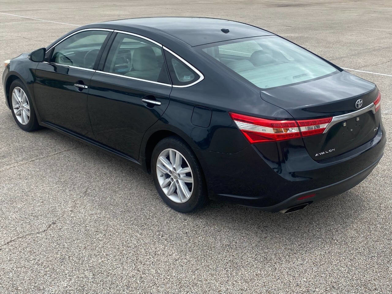 Used 2015 Toyota Avalon XLE image 2