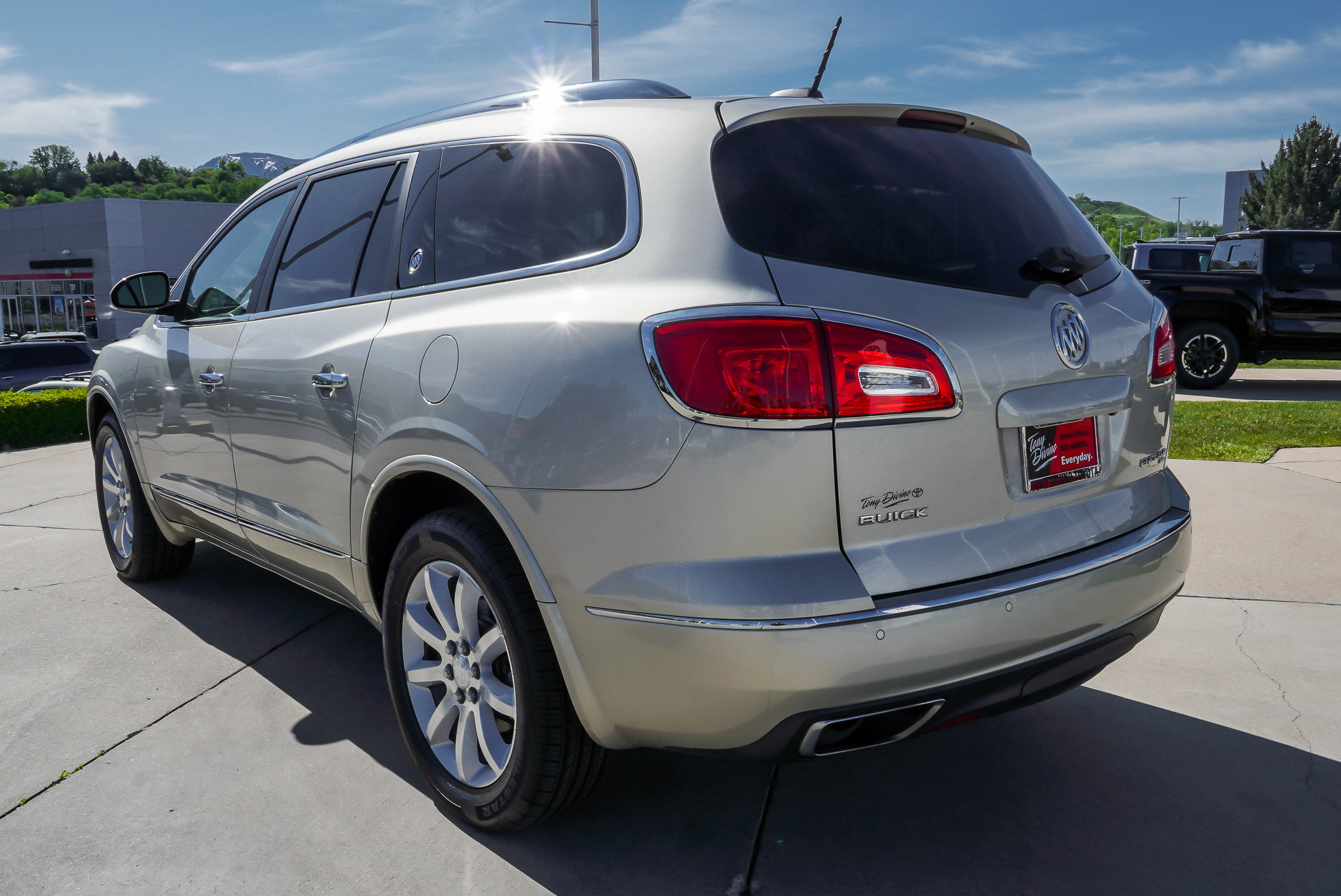 Used 2017 Buick Enclave Premium w/ Trailering Package AWD/4WD image 6