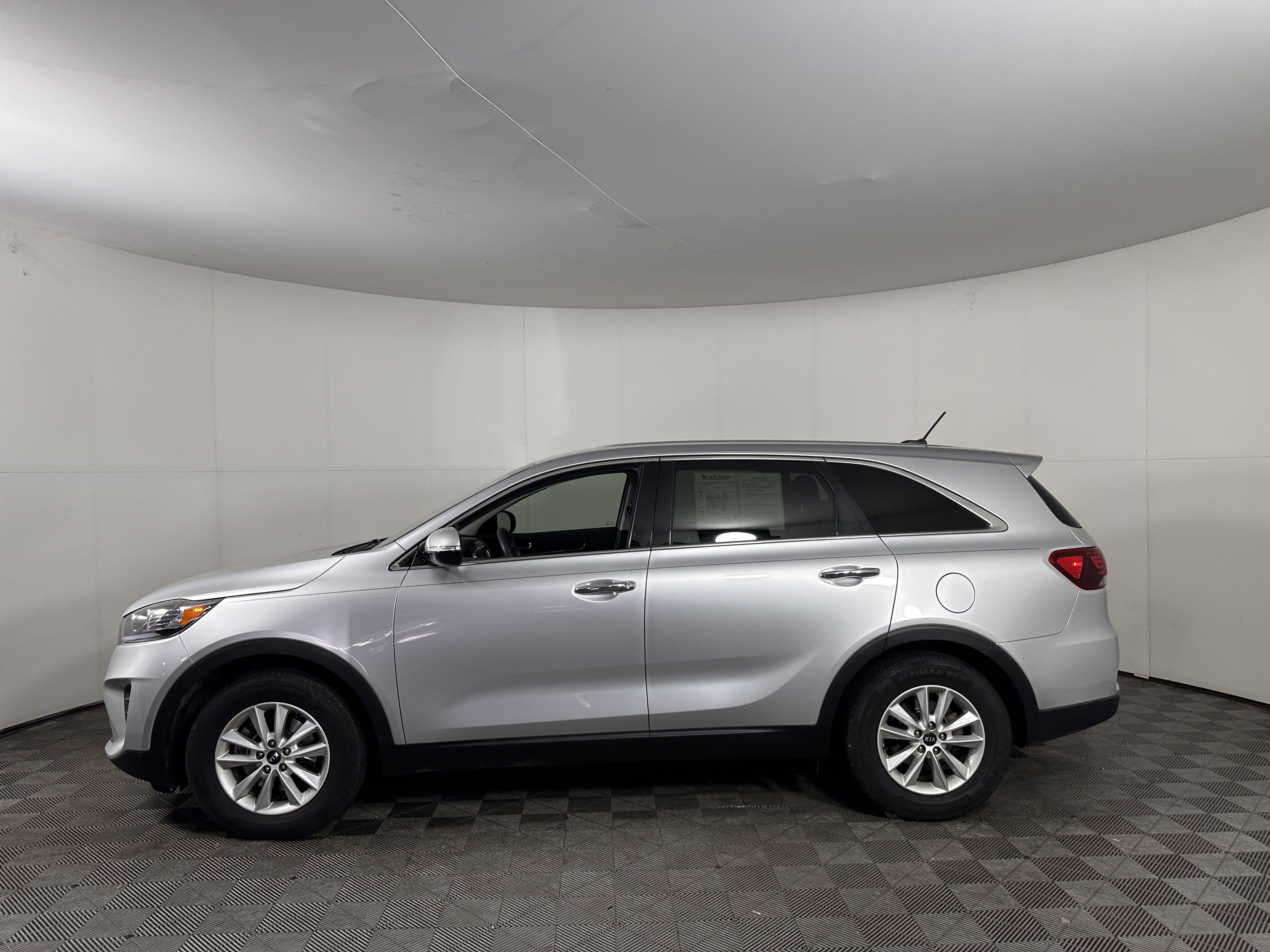 Used 2019 Kia Sorento LX image 12