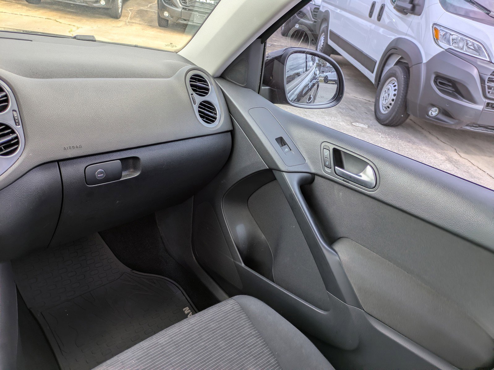 Used 2017 Volkswagen Tiguan S image 12