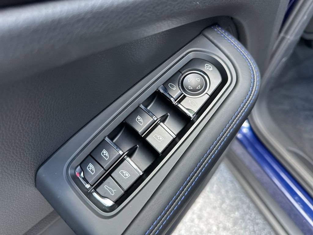 Certified 2025 Porsche Macan image 9