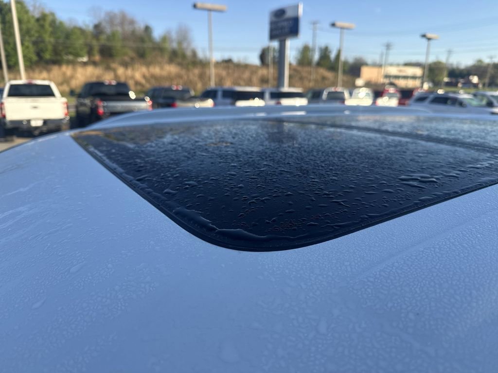 Used 2022 Ford Explorer Limited w/ Equipment Group 301A RWD image 11