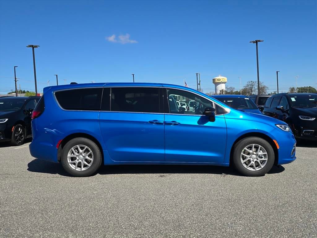 New 2026 Chrysler Pacifica Select FWD image 2