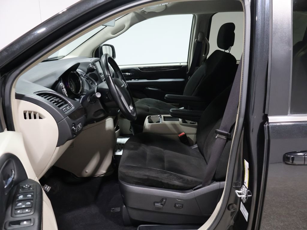 Used 2015 Chrysler Town & Country Touring image 9