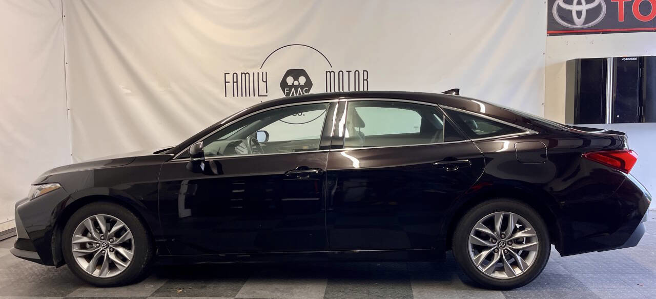 Used 2019 Toyota Avalon XLE w/ Moonroof Package image 2