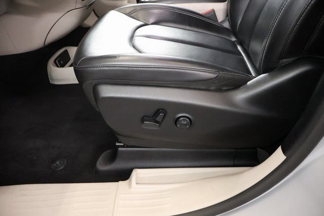 Used 2023 Chrysler Pacifica Touring-L FWD image 12