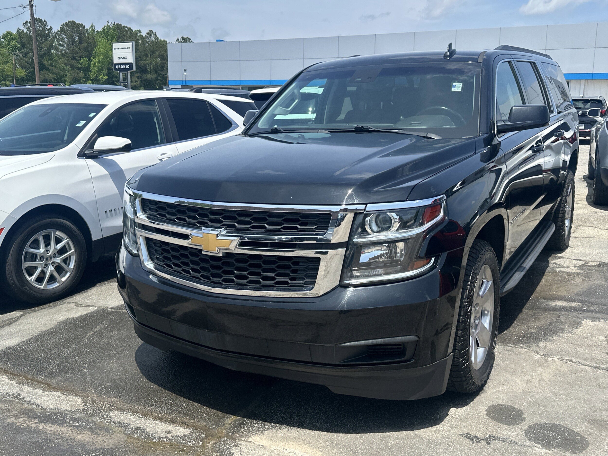 Used 2019 Chevrolet Suburban LT RWD image 3