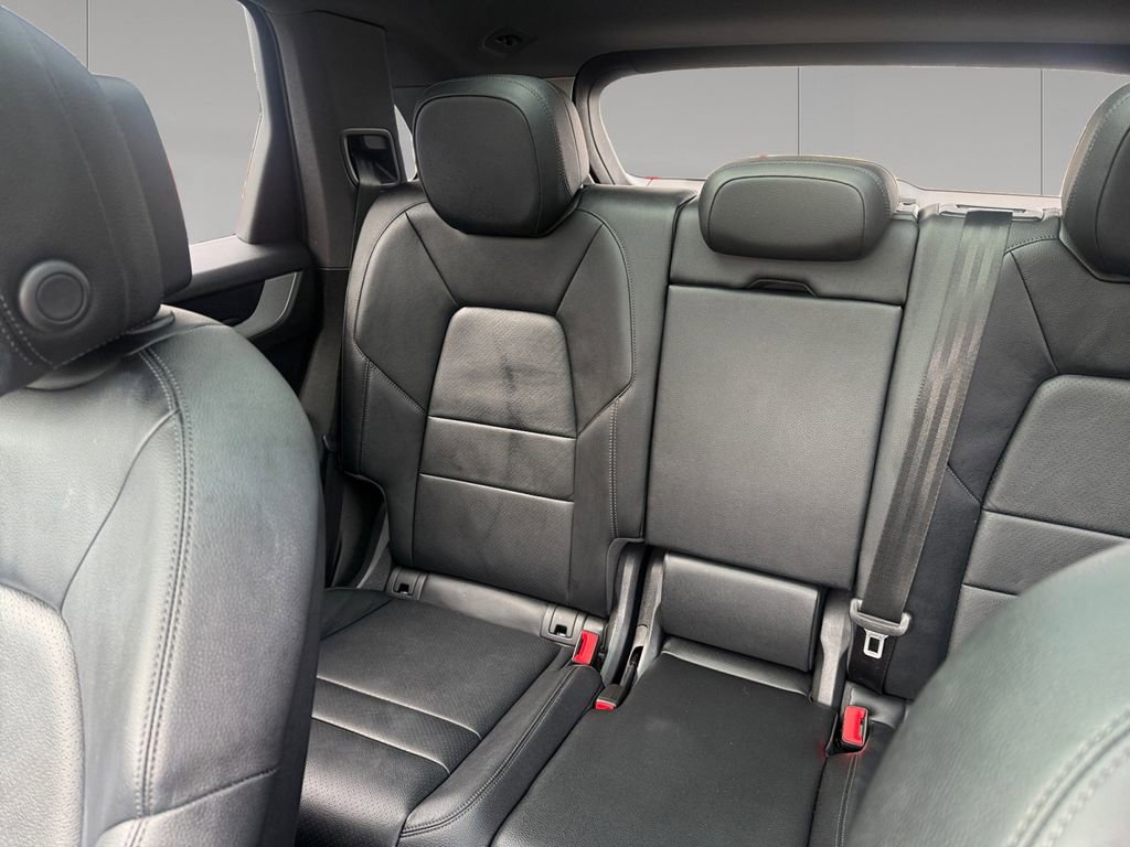 Used 2025 Porsche Cayenne image 16