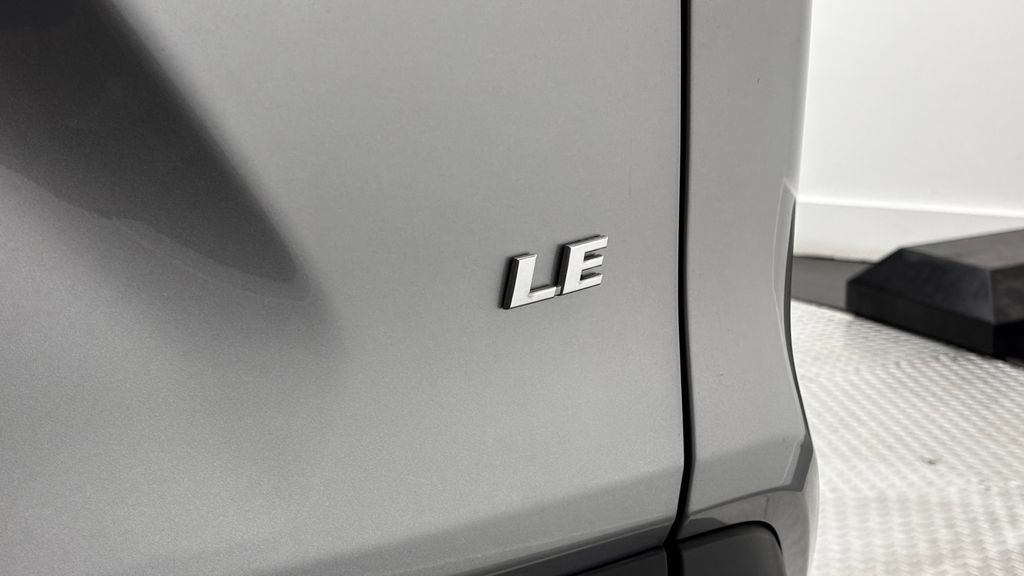 Used 2023 Toyota RAV4 LE FWD image 9
