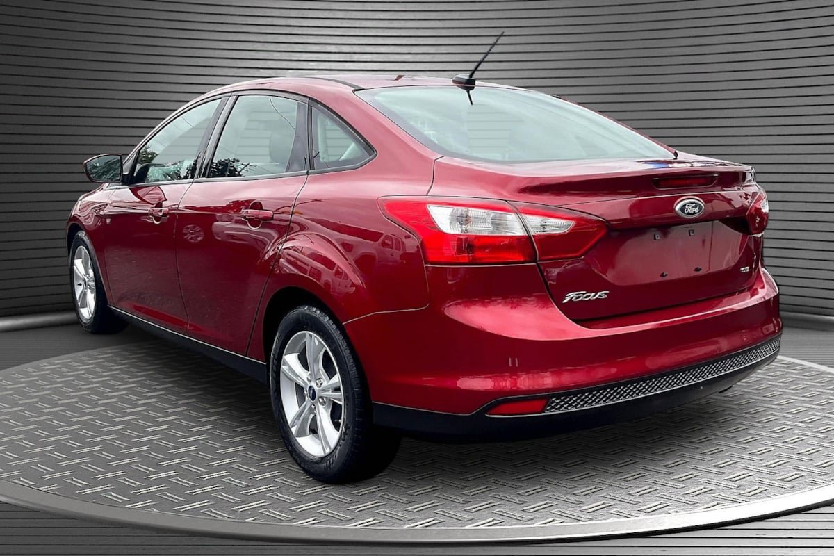 Used 2013 Ford Focus SE w/ SE Winter Pkg FWD image 4