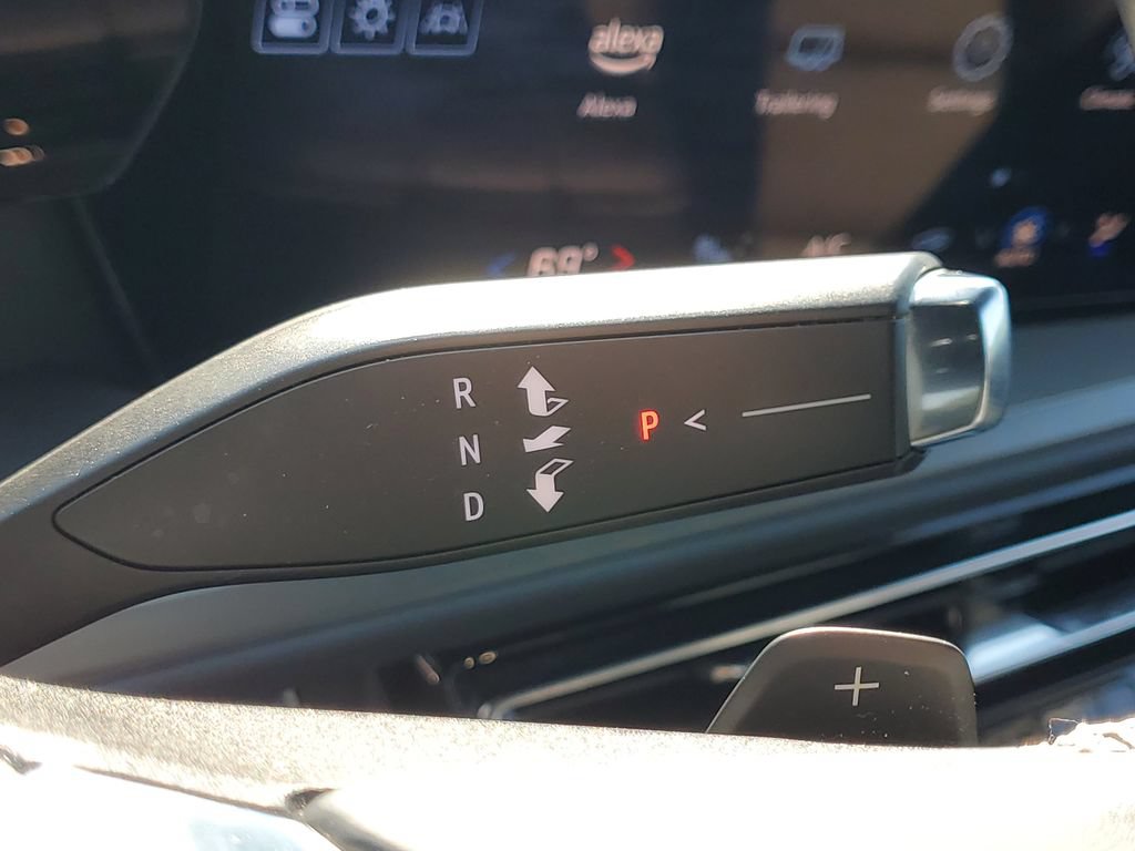 Used 2025 Chevrolet Traverse LT FWD image 17