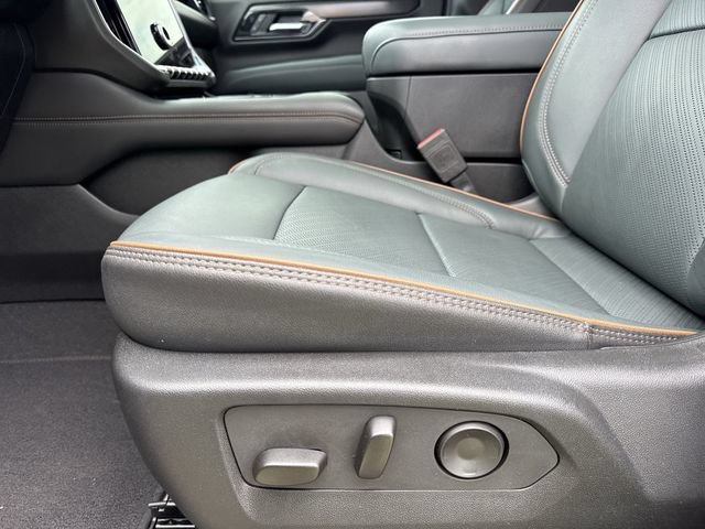 Used 2025 GMC Yukon AT4 w/ AT4 Premium Package AWD/4WD image 16