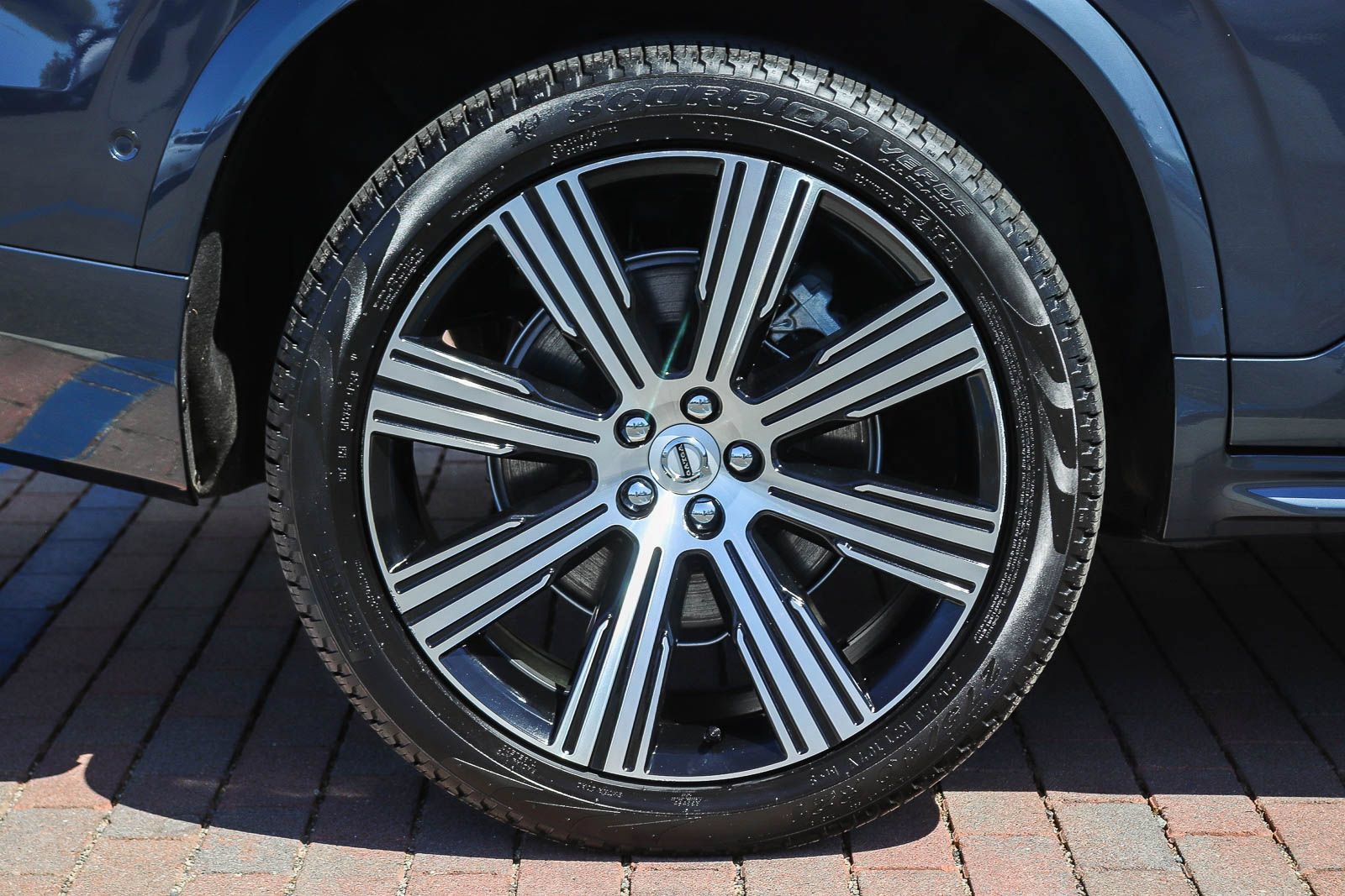Used 2025 Volvo XC90 T8 Plus w/ Protection Package Premier AWD/4WD image 10