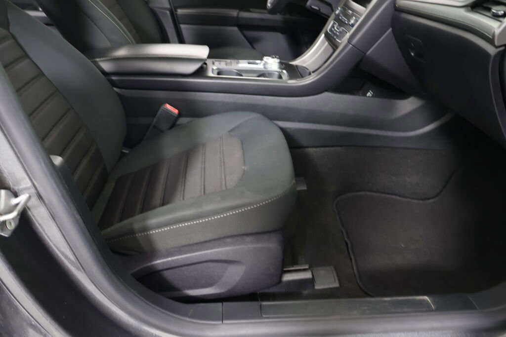 Used 2020 Ford Fusion SE image 28