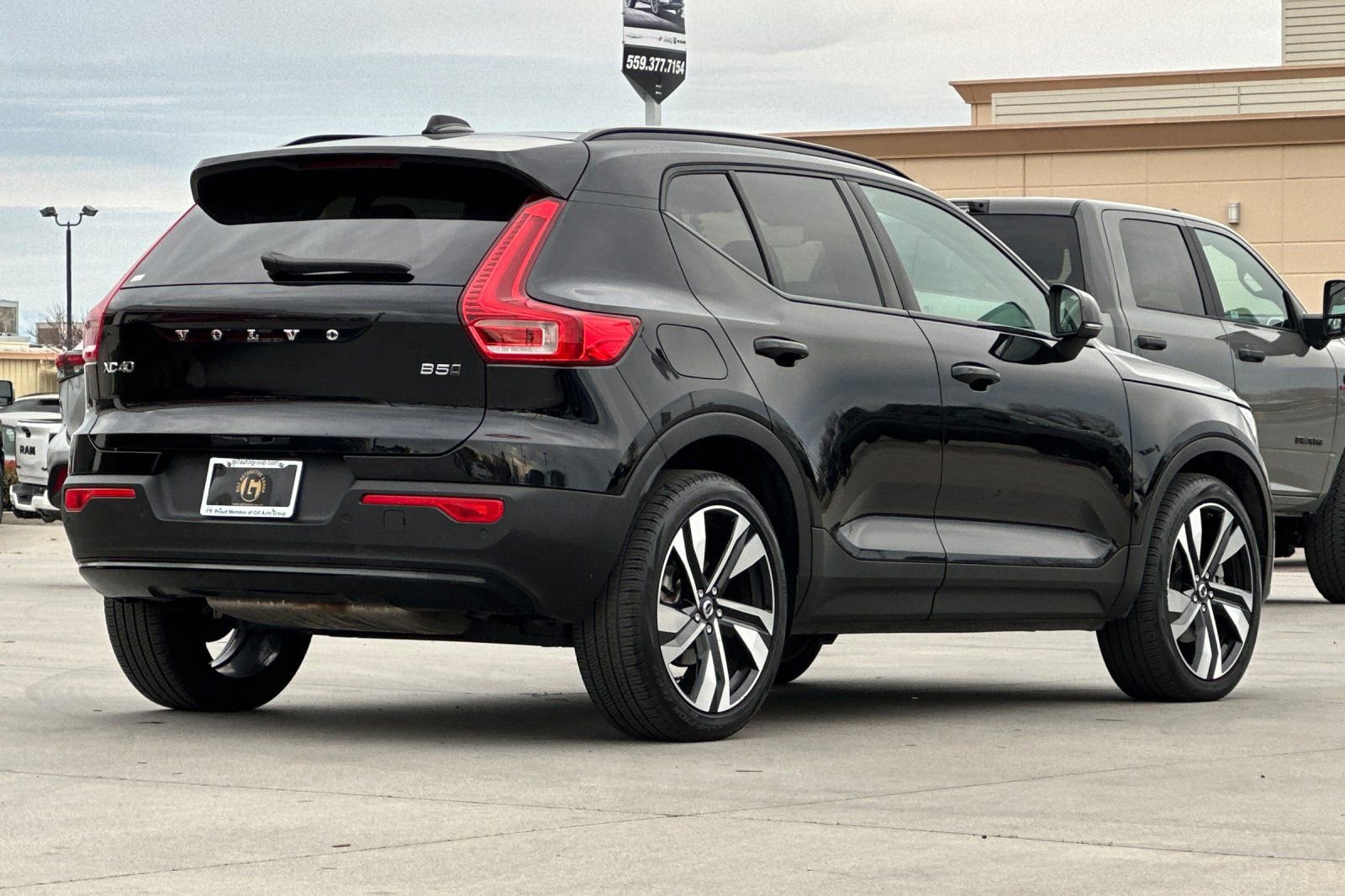 Used 2025 Volvo XC40 B5 Plus image 6