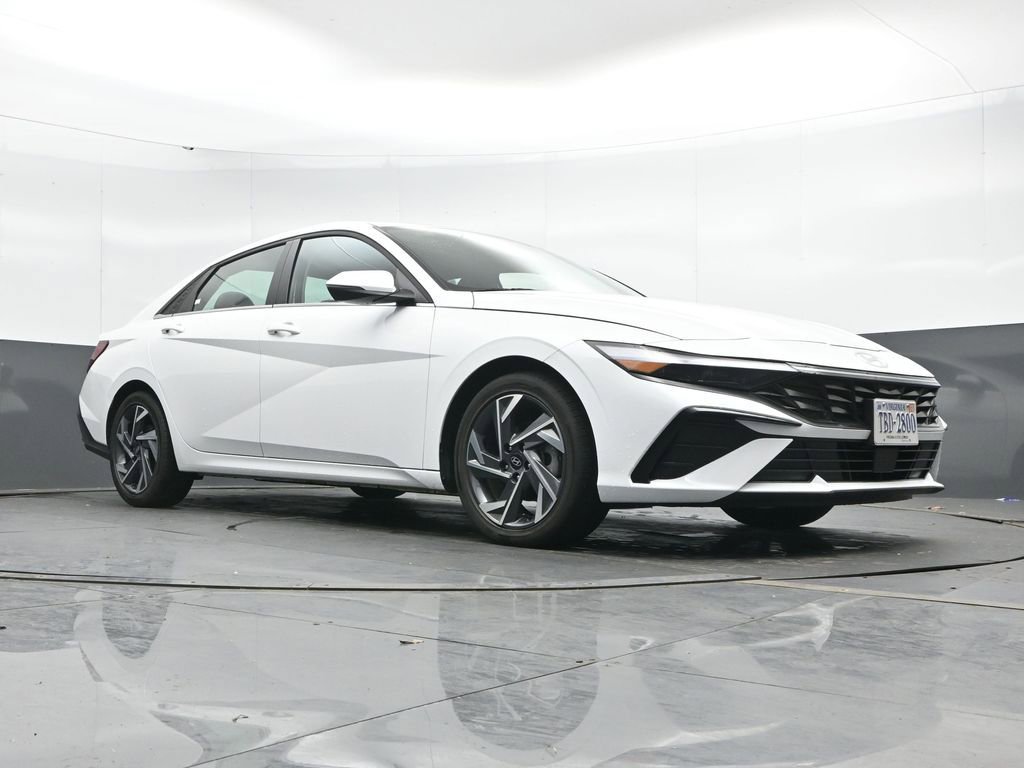 Certified 2025 Hyundai Elantra Limited FWD image 47