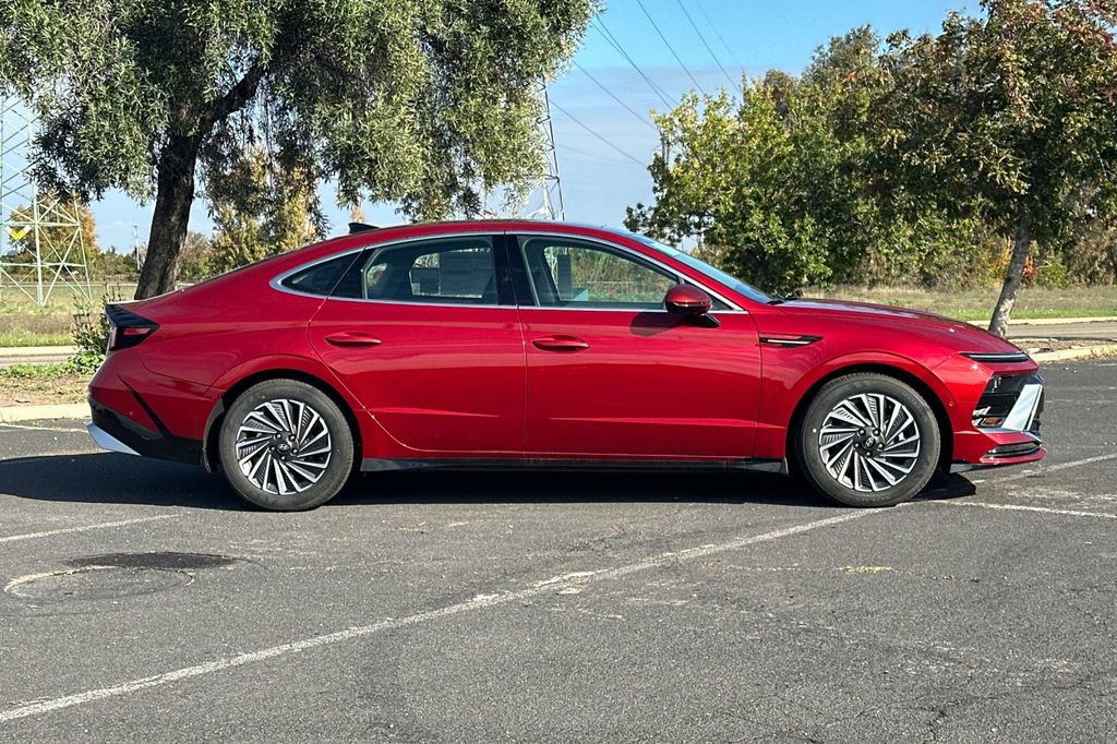 New 2025 Hyundai Sonata Limited image 3