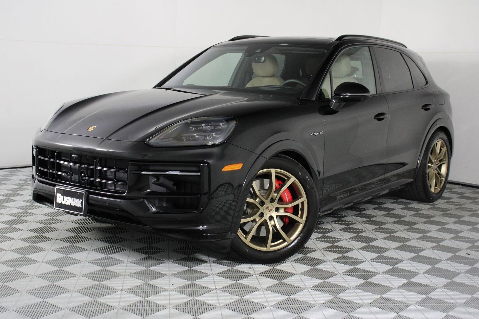 Certified 2025 Porsche Cayenne S image 1