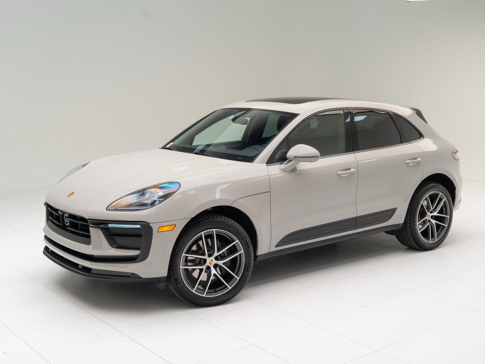 Certified 2025 Porsche Macan image 1