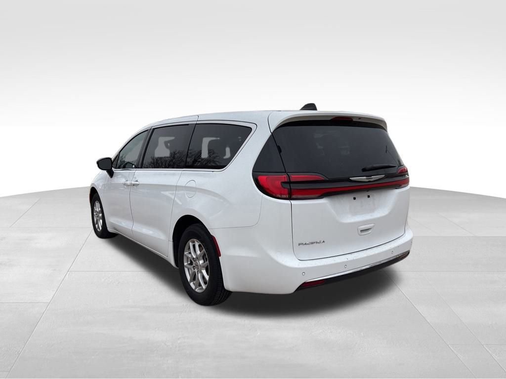Used 2025 Chrysler Pacifica Select image 5