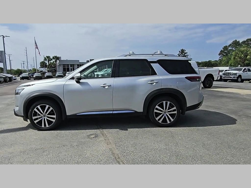 Used 2025 Nissan Pathfinder Platinum w/ Black Appearance Package image 28