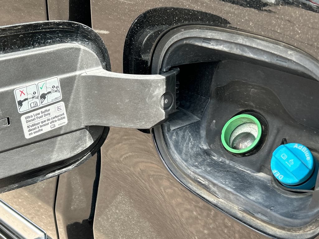 Used 2024 Chevrolet Silverado 1500 High Country w/ Technology Package AWD/4WD image 32