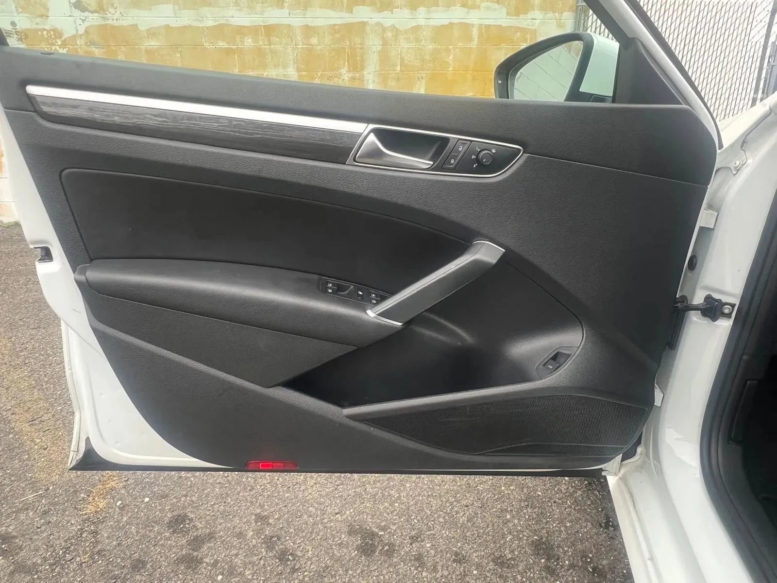 Used 2018 Volkswagen Passat 2.0T SE image 24