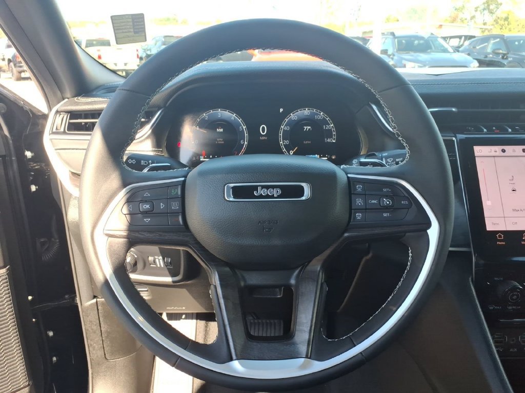 Used 2025 Jeep Grand Cherokee Limited w/ Black Appearance Package AWD/4WD image 8