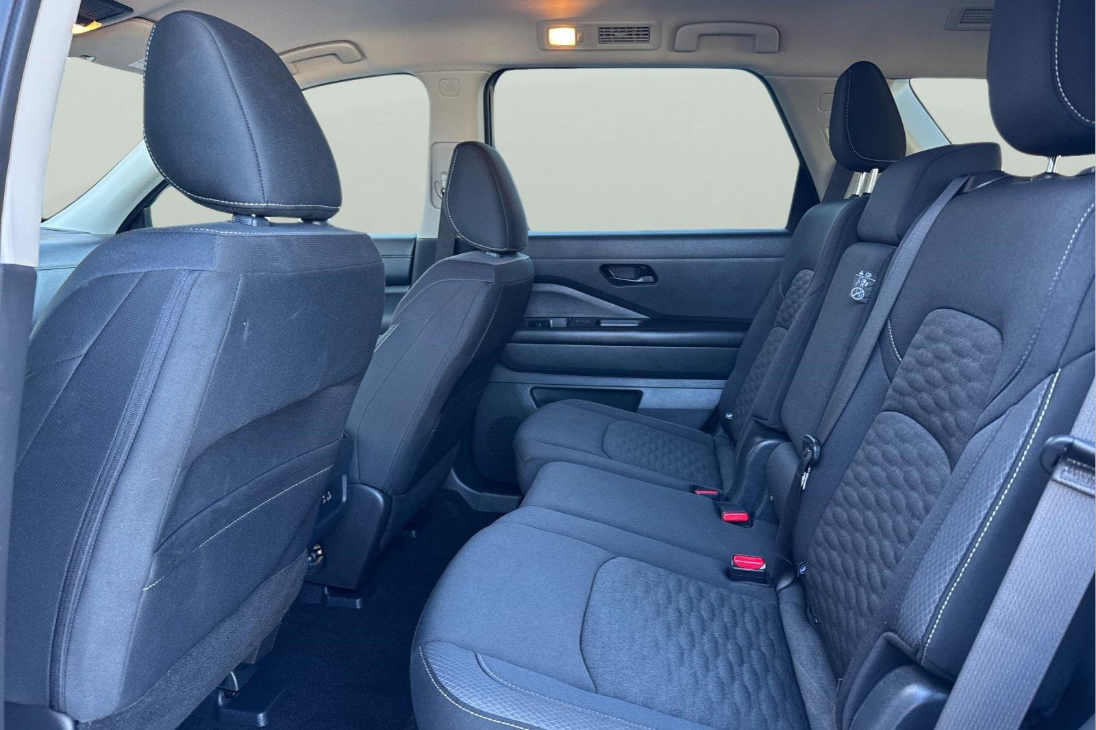 Used 2024 Nissan Pathfinder SV image 5