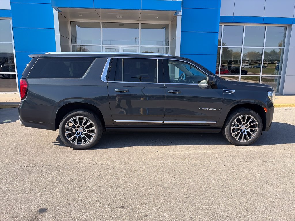 Used 2021 GMC Yukon XL Denali w/ Denali Premium Package AWD/4WD image 2
