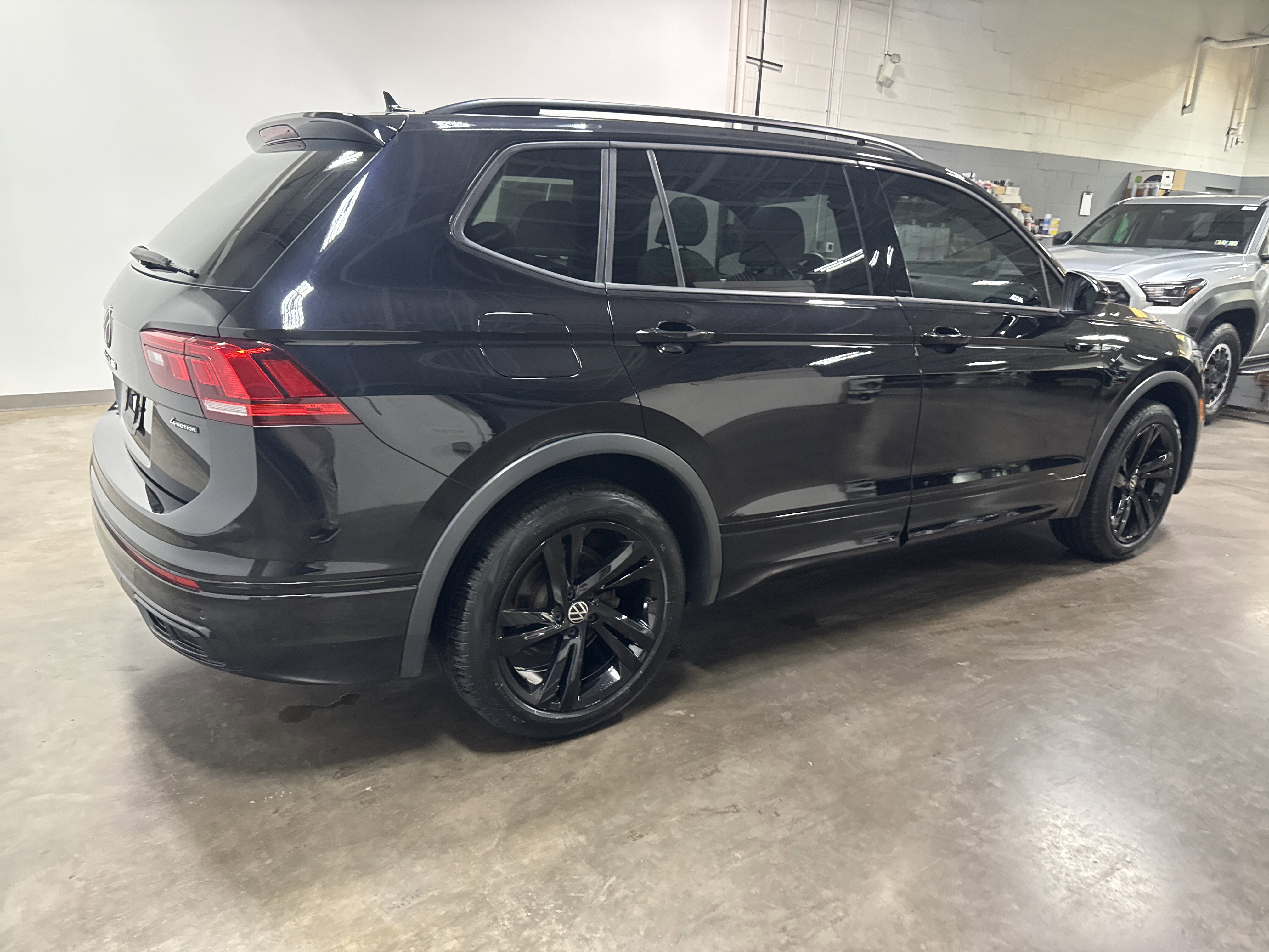 Used 2024 Volkswagen Tiguan SE R-Line AWD/4WD image 3