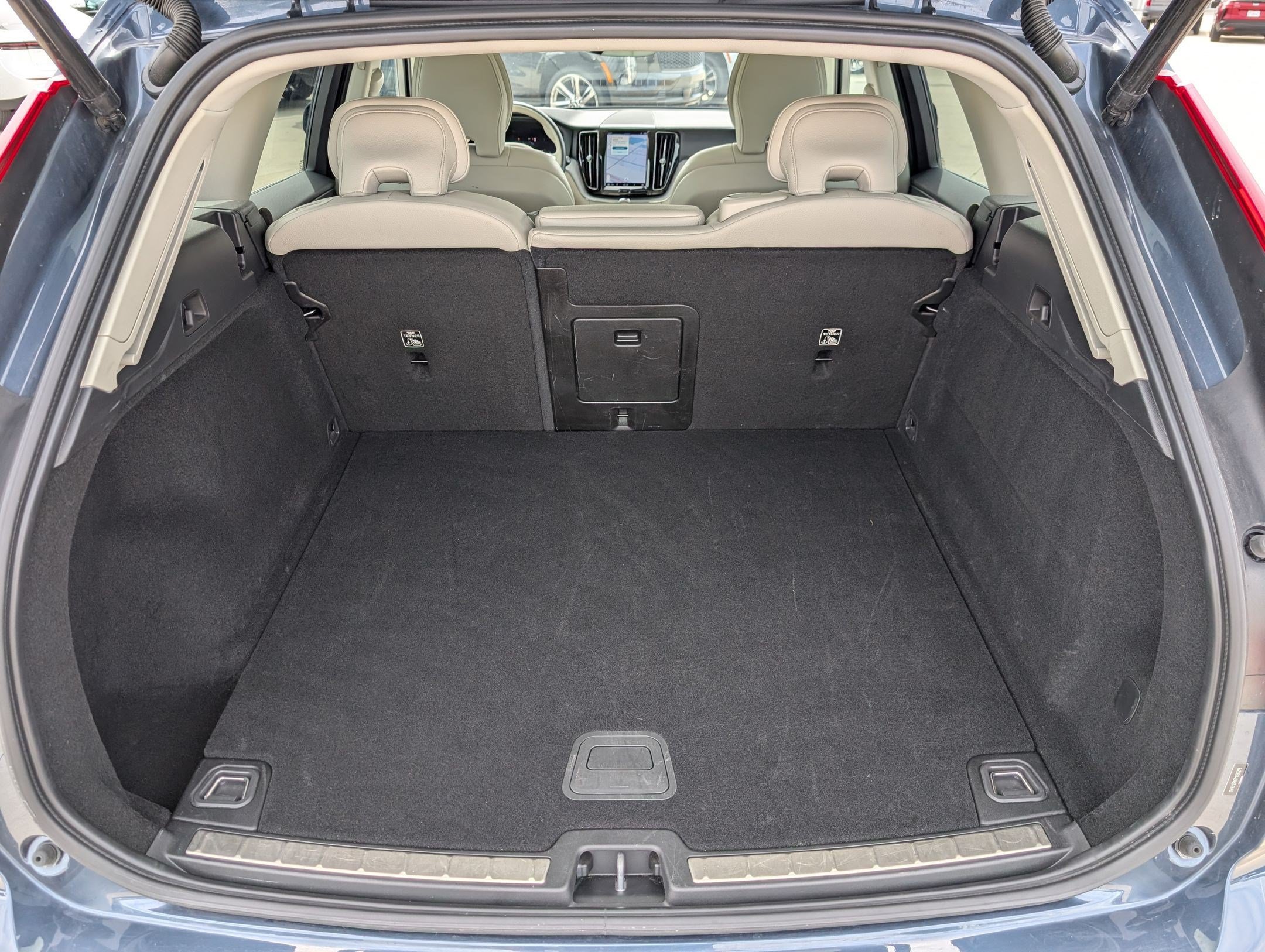 Used 2023 Volvo XC60 B5 Plus AWD/4WD image 33